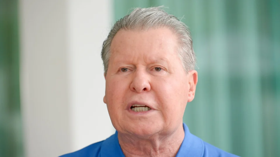 Beneficiado pela Justiça, Arthur Neto consegue parar investigações contra a família