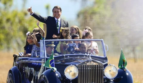 Bolsonaro cumprimenta populares em solenidade de 7 de Setembro