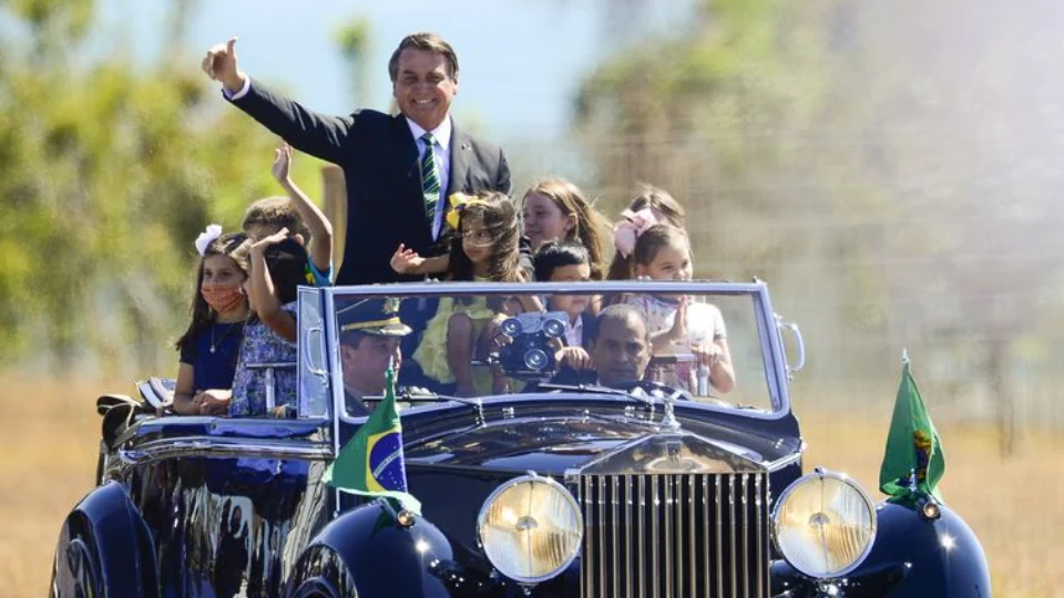Bolsonaro cumprimenta populares em solenidade de 7 de Setembro