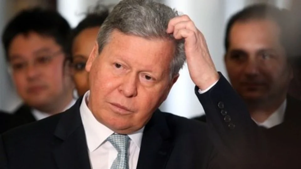 Com problemas na infraestrutura e na saúde, Manaus tem dinheiro em caixa, mas prefeito não sabe como investir