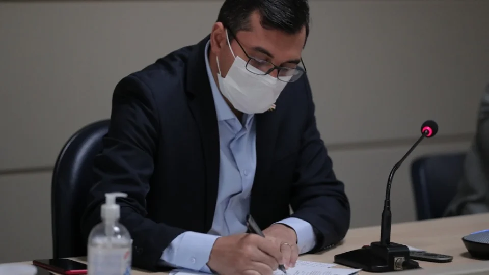 Wilson Lima sanciona lei que reduz taxas de cartório em 30%