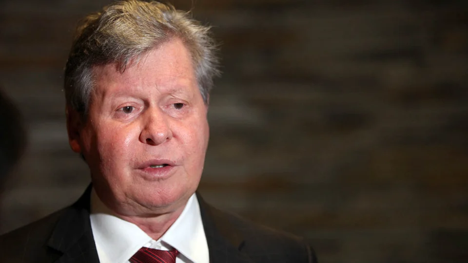 Após deixar obras inacabadas e ser alvo de investigações do MP-AM, Arthur Neto pode tentar concorrer ao Governo do Amazonas