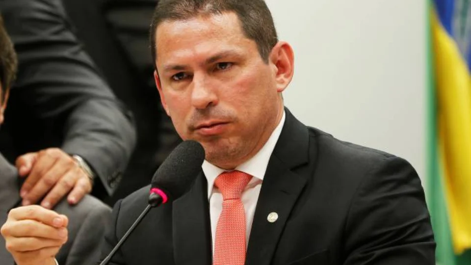 ‘Temos um ministro demitido que não sai, um que não assume e milhares morrendo’, dispara Marcelo Ramos