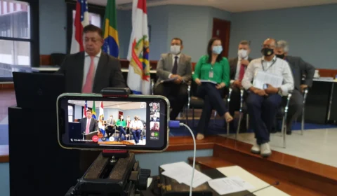 TCE-AM aprova contas de Arthur Neto, mas recomenda realização de concurso público