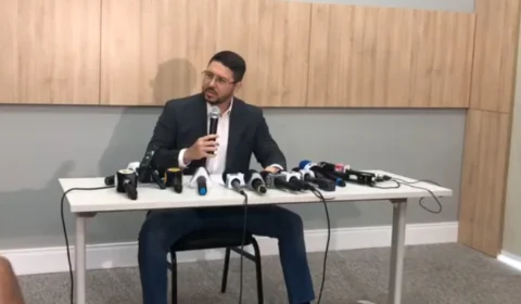 Em pronunciamento, Carlos Almeida acusa Globo e não responde jornalistas