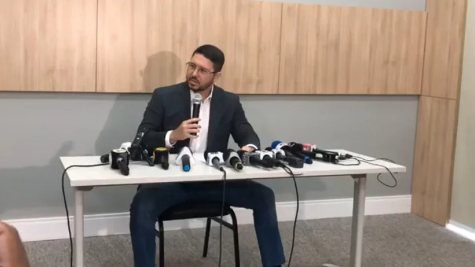 Em pronunciamento, Carlos Almeida acusa Globo e não responde jornalistas
