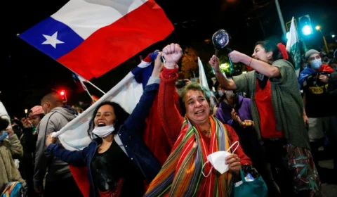 Em plebiscito, chilenos votam por redigir nova Constituição