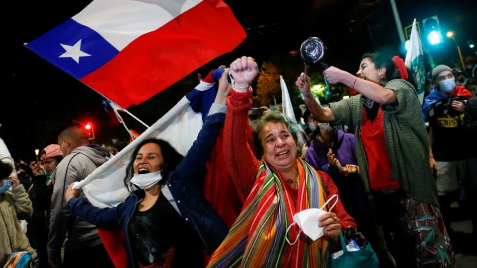 Em plebiscito, chilenos votam por redigir nova Constituição