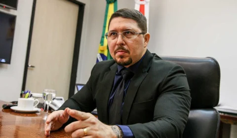 Carlos Almeida diz, em depoimento, que função dele ‘era cobrar’ compra de respiradores