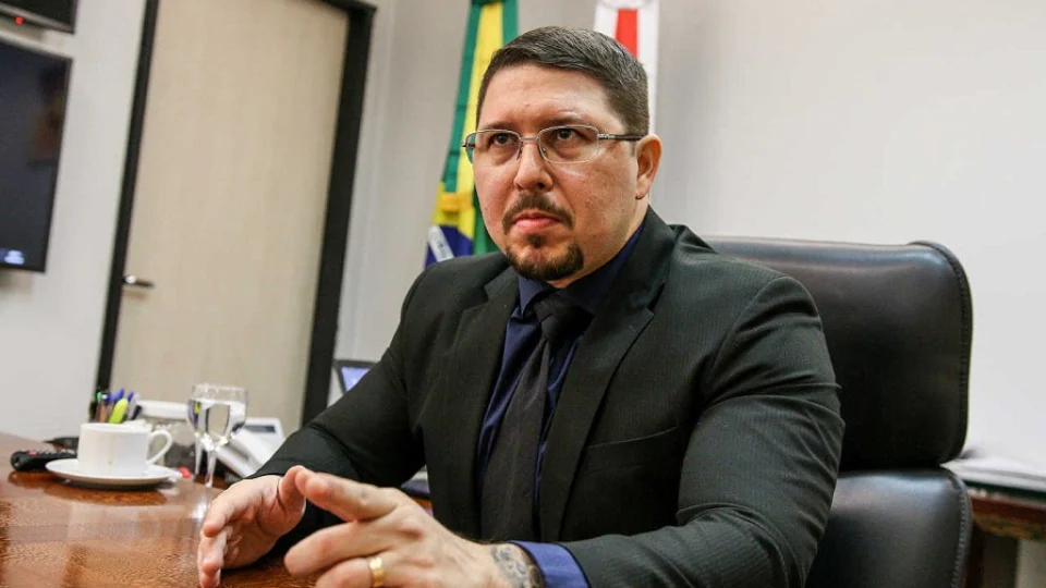 Carlos Almeida diz, em depoimento, que função dele ‘era cobrar’ compra de respiradores