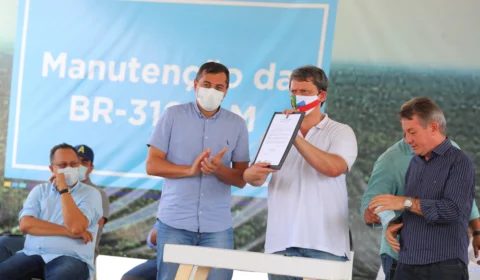 Ao lado de Wilson Lima, ministro da Infraestrutura assina ordem de serviço de obras na BR-319