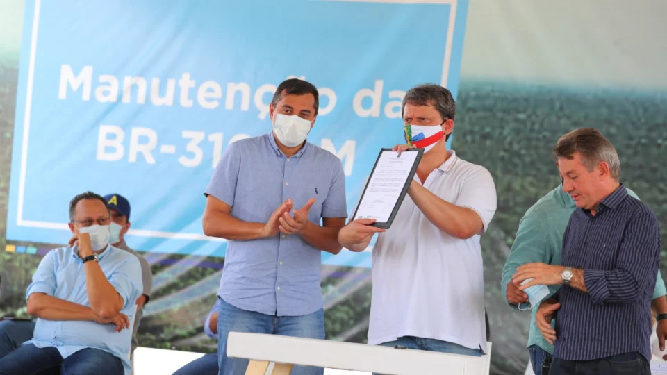 Ao lado de Wilson Lima, ministro da Infraestrutura assina ordem de serviço de obras na BR-319