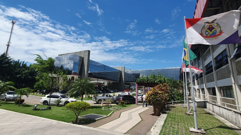 Ex-diretora do Fundo Estadual de Saúde, na gestão Omar Aziz, tem contas julgadas irregulares pelo TCE-AM