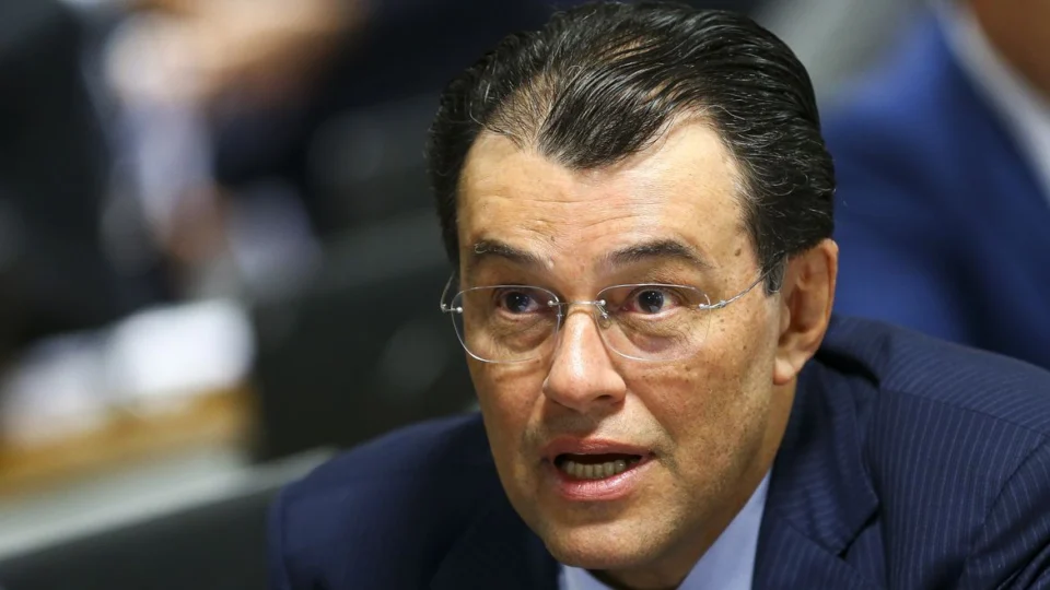 Eduardo Braga, após ser descartado na disputa à Presidência do Senado, diz que MDB não está unido