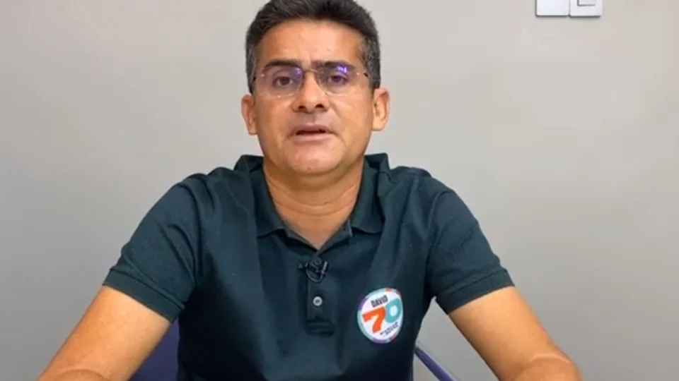 Em live, David Almeida diz que foi alvo de ação orquestrada e afirma que não tem apoio do governo e nem da prefeitura