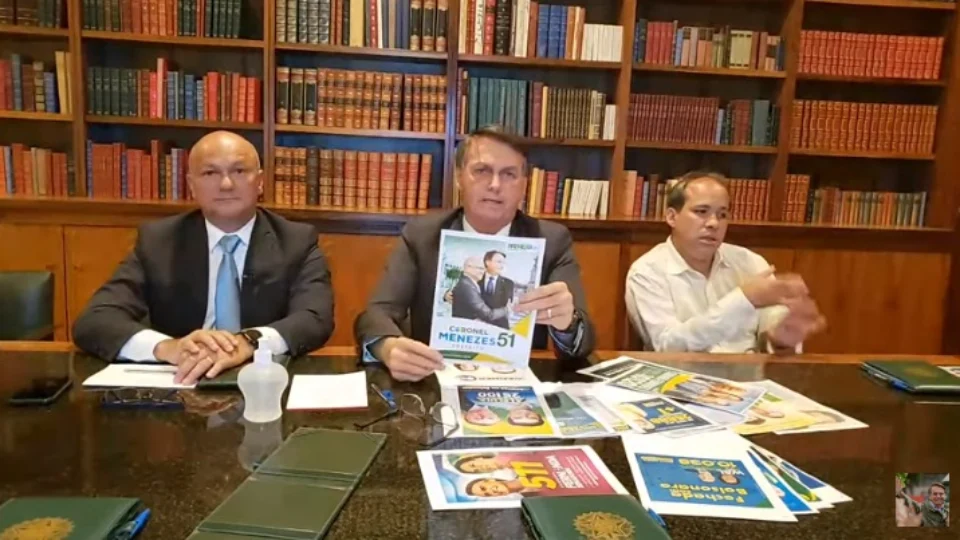 Ao lado do Coronel Menezes e em live, Bolsonaro pede votos para o ‘compadre’
