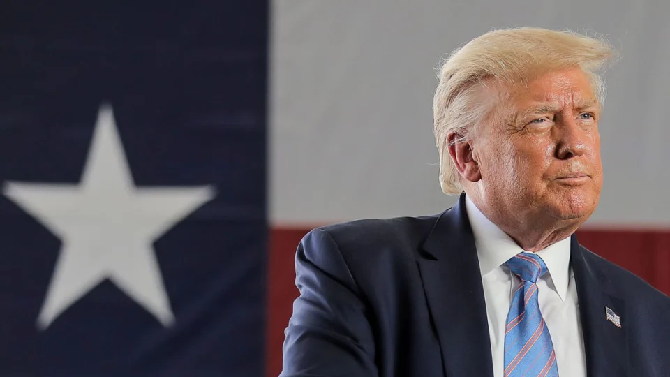 ‘Eu salvei milhões de vidas pelo mundo com a vacina’, diz Trump a canal de TV americano