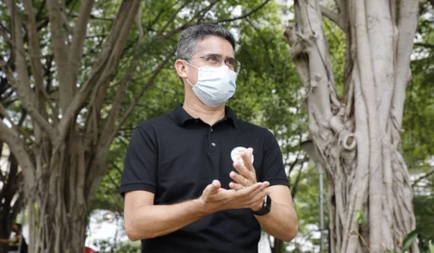 Prefeito David Almeida entrega 42 novos ônibus para transporte coletivo nesta quinta (15)