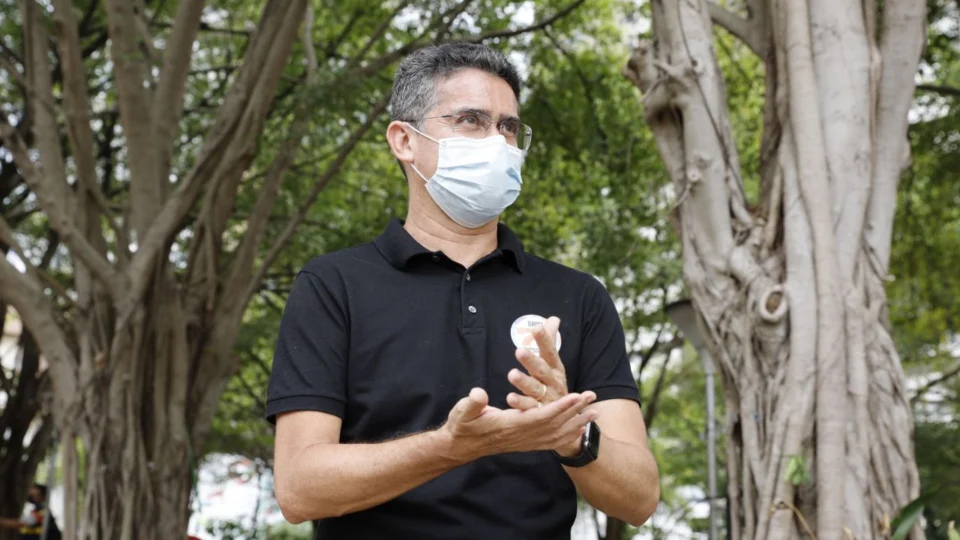 Prefeito David Almeida entrega 42 novos ônibus para transporte coletivo nesta quinta (15)