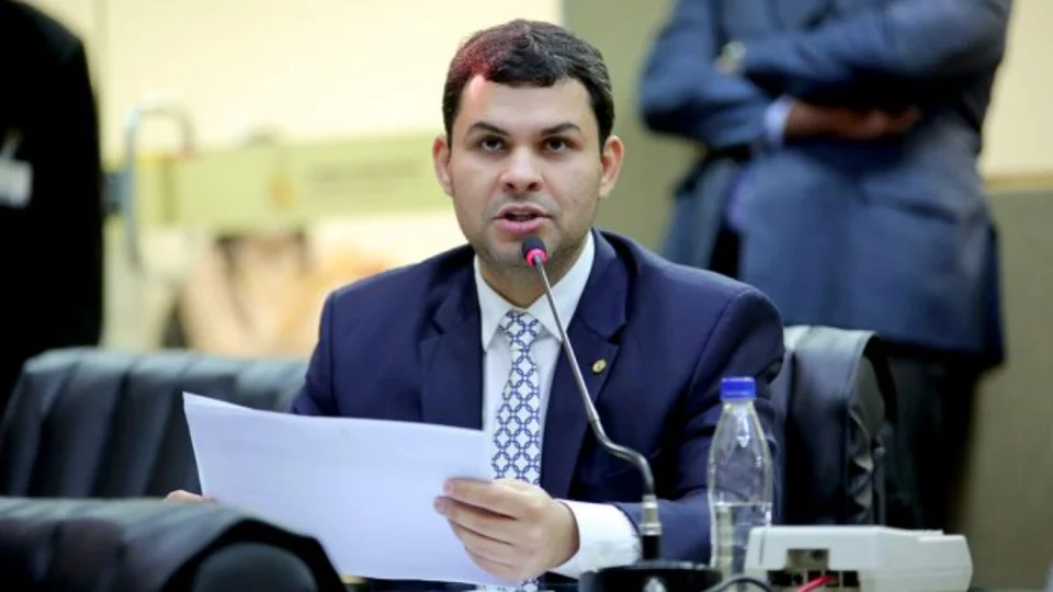 Deputado de Manaus sugere gastar R$ 20 milhões em compra de ivermectina e azitronicina
