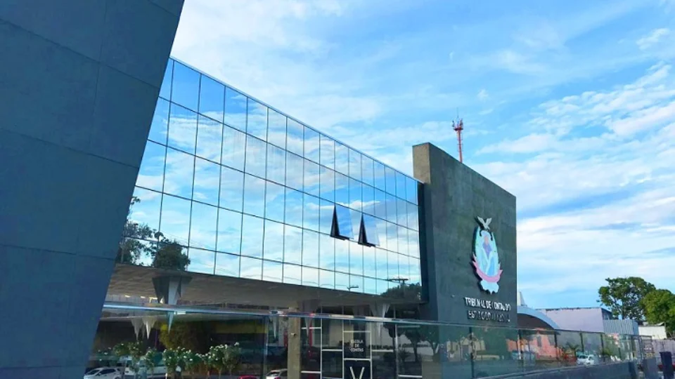 TCE-AM nega medida cautelar para David Almeida, mas justifica que pauta já é alvo de representação do MP-AM