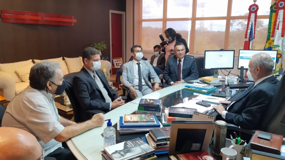 David pede ao TCE-AM a suspensão de licitações e pregões não essenciais da prefeitura