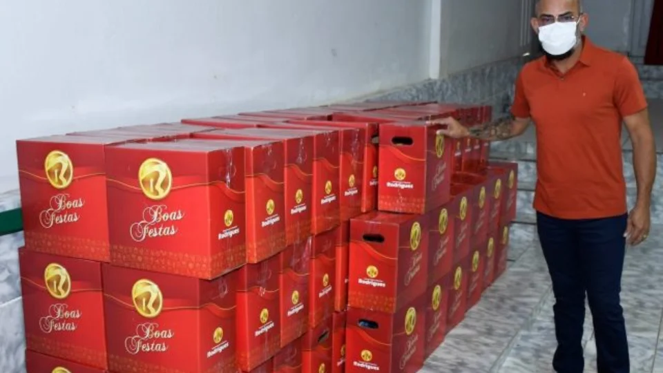 Deputado Cabo Maciel entrega 400 cestas básicas para famílias em Itacoatiara