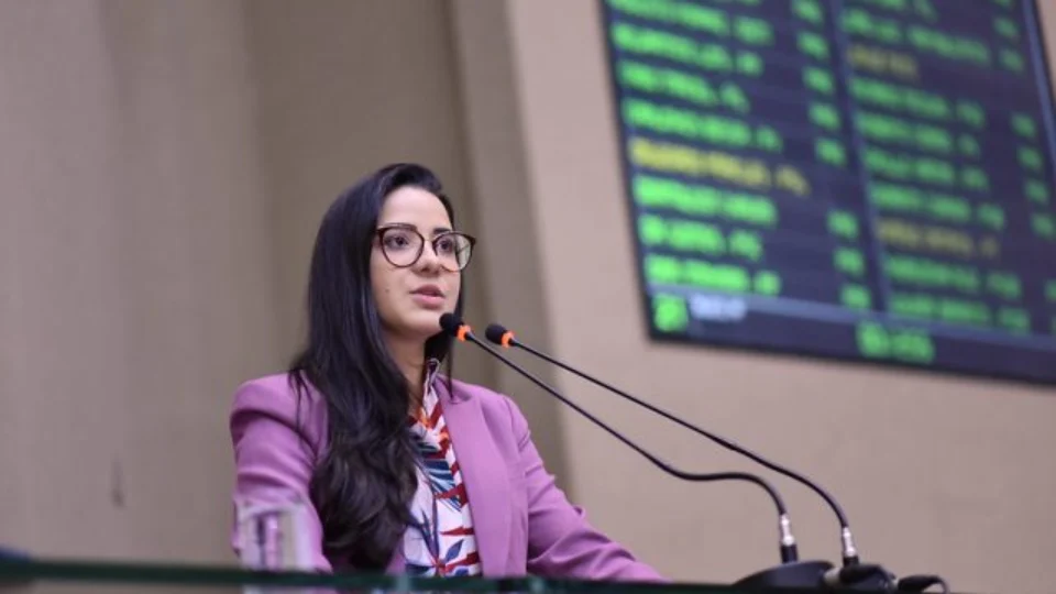 Deputada propõe criação de consórcio para Governo do AM comprar vacinas da Rússia no valor de R$ 50 milhões