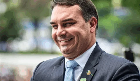 Flávio Bolsonaro alfineta Lula em suas redes sociais