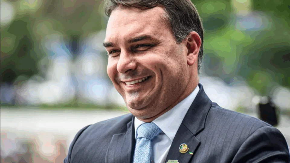 Flávio Bolsonaro alfineta Lula em suas redes sociais