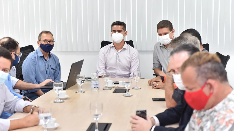 Prefeito intermedeia acordo entre rodoviários e empresas e greve é descartada