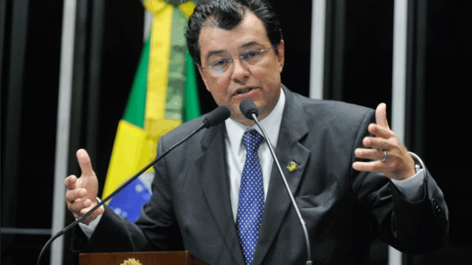 Braga é desafiado a doar salário para comprar oxigênio e acusado de tentar usar politicamente crise no AM