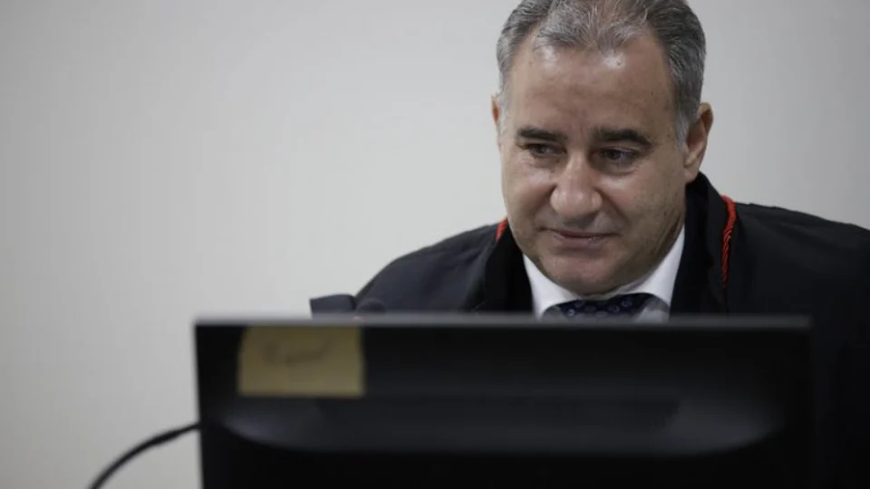 Desembargador afirma que pedido de suplente de Nejmi Aziz será distribuído regularmente na Justiça do AM