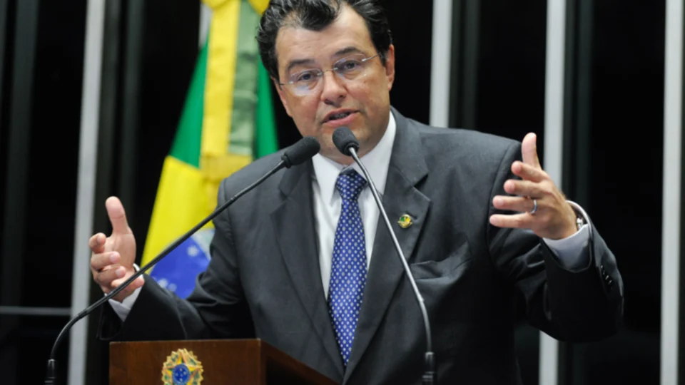 Ex-líder do governo Dilma, Eduardo Braga tenta ‘surfar’ na onda bolsonarista de recuperação e ampliação da BR-319