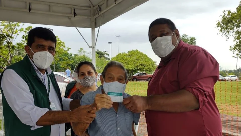 Ivo Neto acompanha primeiro dia de vacinação e auxilia na entrega de doações de oxigênio