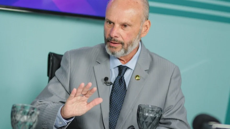 TCE-AM exige lista de nominal de vacinação em 24 horas