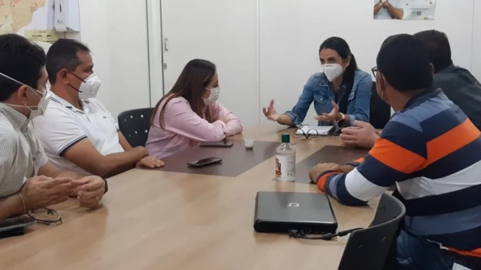 Vereadores discutem fiscalização em ônibus e hospitais em audiência com secretária municipal