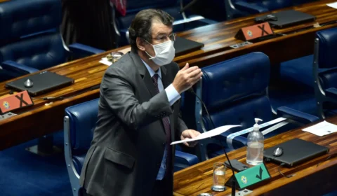 Eduardo Braga defende aprovação da carteira digital para evitar desvios da vacina contra Covid-19