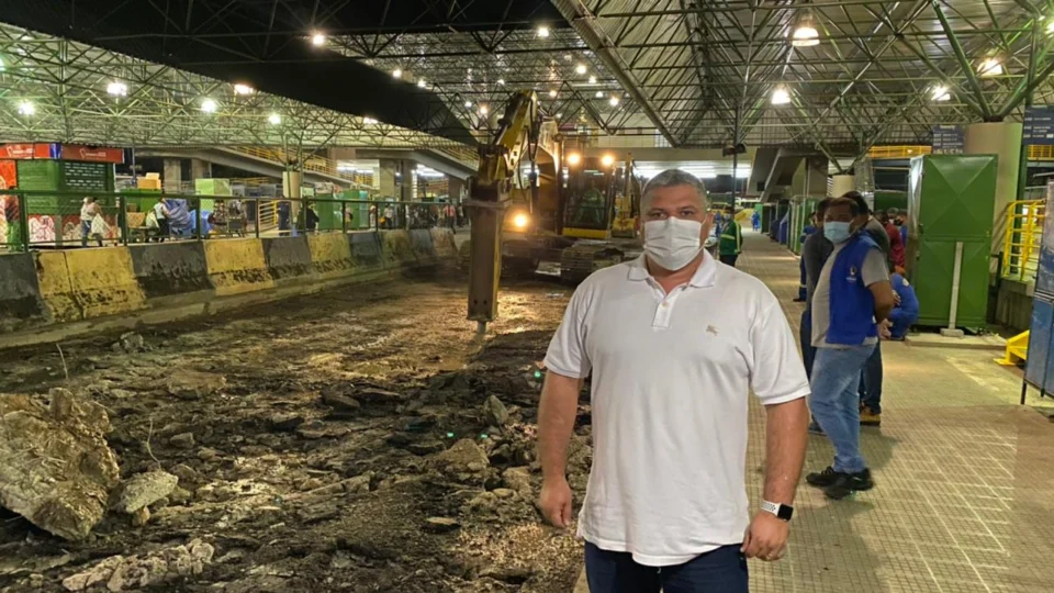 Gestão de Arthur Neto gastou milhões em obras inacabadas ou sem condições de uso, diz vereador