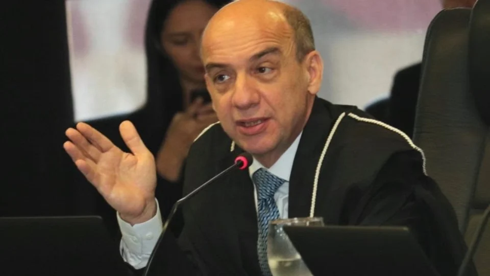 Conselheiro do TCE-AM suspende contratação da prefeitura de Tefé