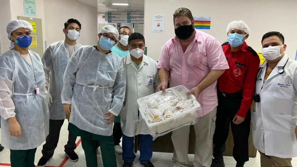 Vereador Alemão faz doação de água e lanches para familiares de pacientes no 28 de agosto