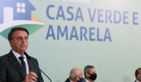 Bolsonaro assina decreto que regulamenta programa Casa Verde e Amarela