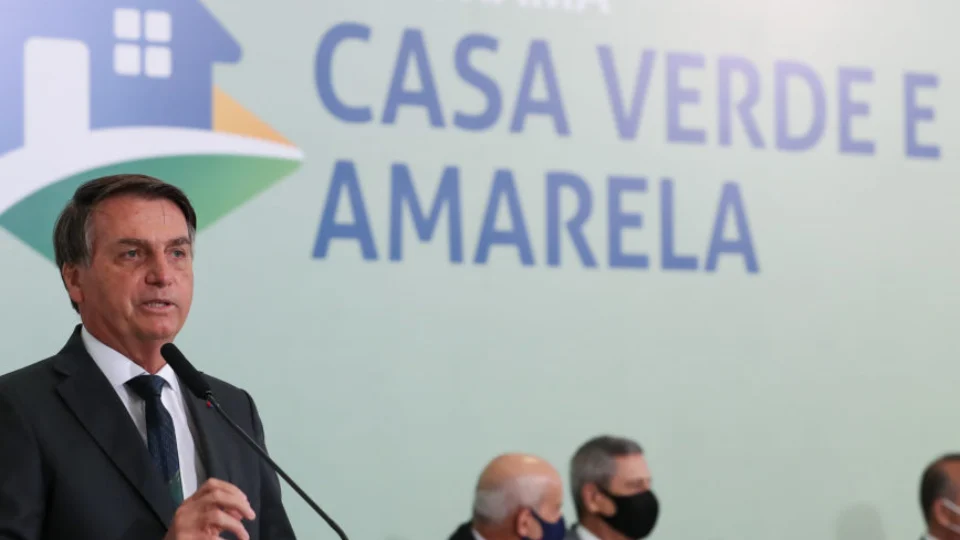 Bolsonaro assina decreto que regulamenta programa Casa Verde e Amarela