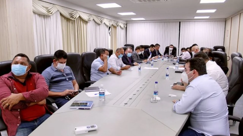 Em reunião com os deputados, prefeitos apresentam proposta de repasse de 20% do FTI ao interior