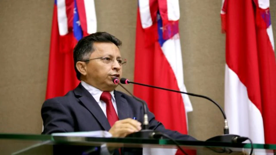 Sinésio Campos chama atenção de Dermilson Chagas por fala de ‘fechamento’ da Assembleia Legislativa