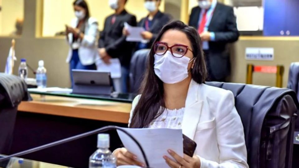 Deputada Mayara Pinheiro cobra criação de consórcio para aquisição direta de vacinas contra Covid-19