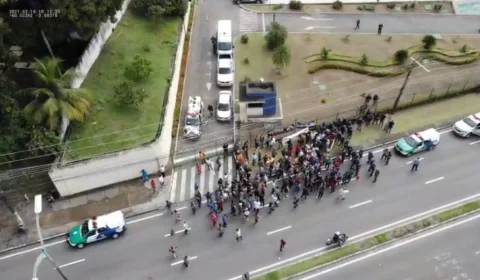 Manifestação pela reabertura do comércio reúne 200 pessoas em frente a ALEAM