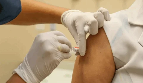 Câmara aprova projeto que transforma em crime o ato de ‘furar fila’ durante a campanha de vacinação contra Covid-19