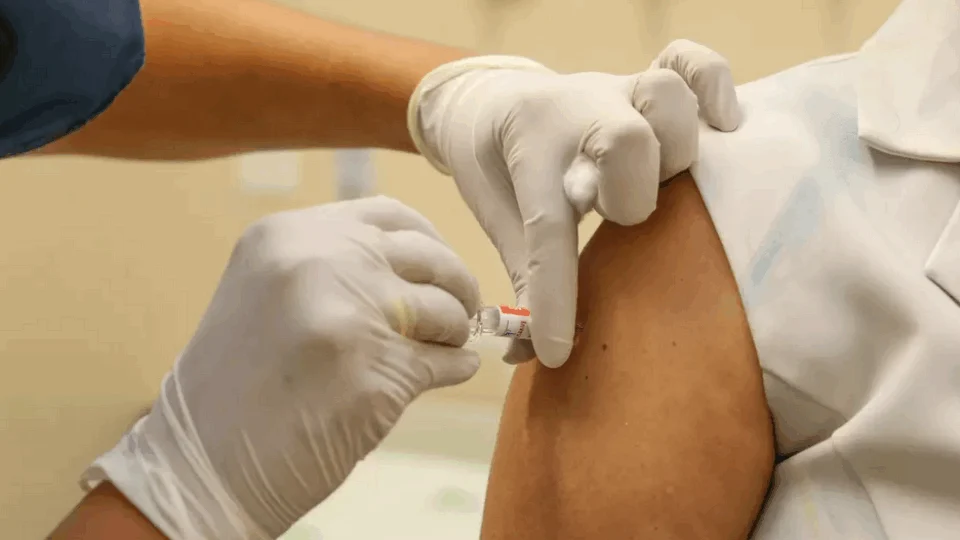 Câmara aprova projeto que transforma em crime o ato de ‘furar fila’ durante a campanha de vacinação contra Covid-19