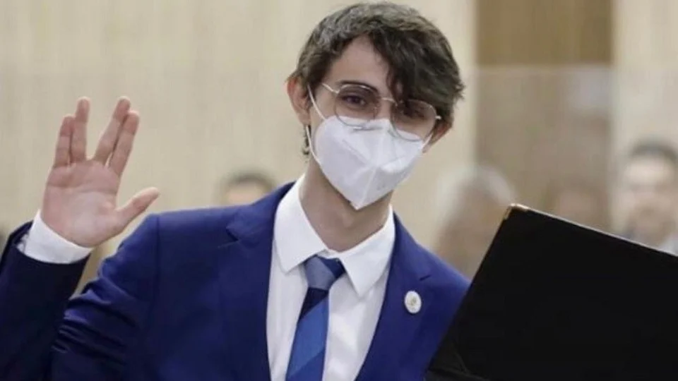 Amom pode ir à justiça contra compra do ‘kit selfie’ da Câmara de Manaus